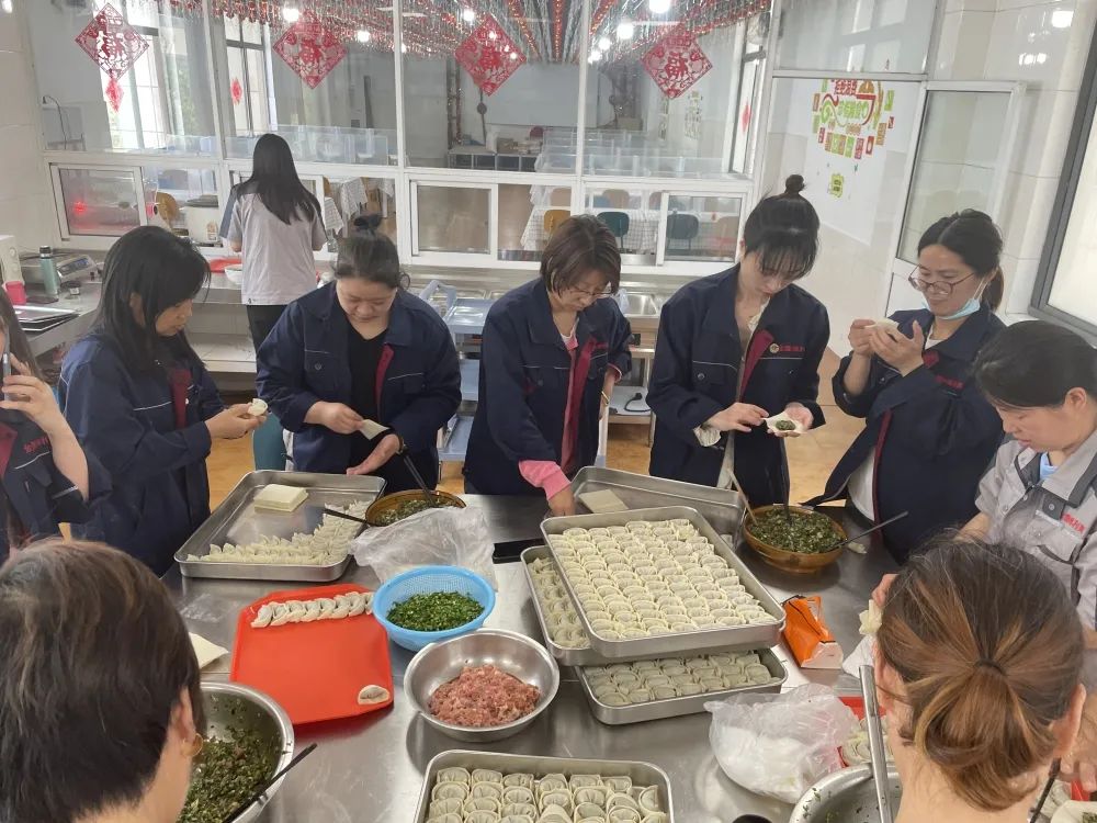 今朝立夏至，何處不啼鷹。